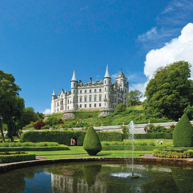 Dunrobin Castle, near Golspie, Sutherland, Highlands of Scotland. Picture Credit : Paul Tomkins / VisitScotland / Scottish Viewpoint Tel: +44 (0) 131 622 7174 E-Mail : info@scottishviewpoint.com This photograph cannot be used without prior permission from Scottish Viewpoint.